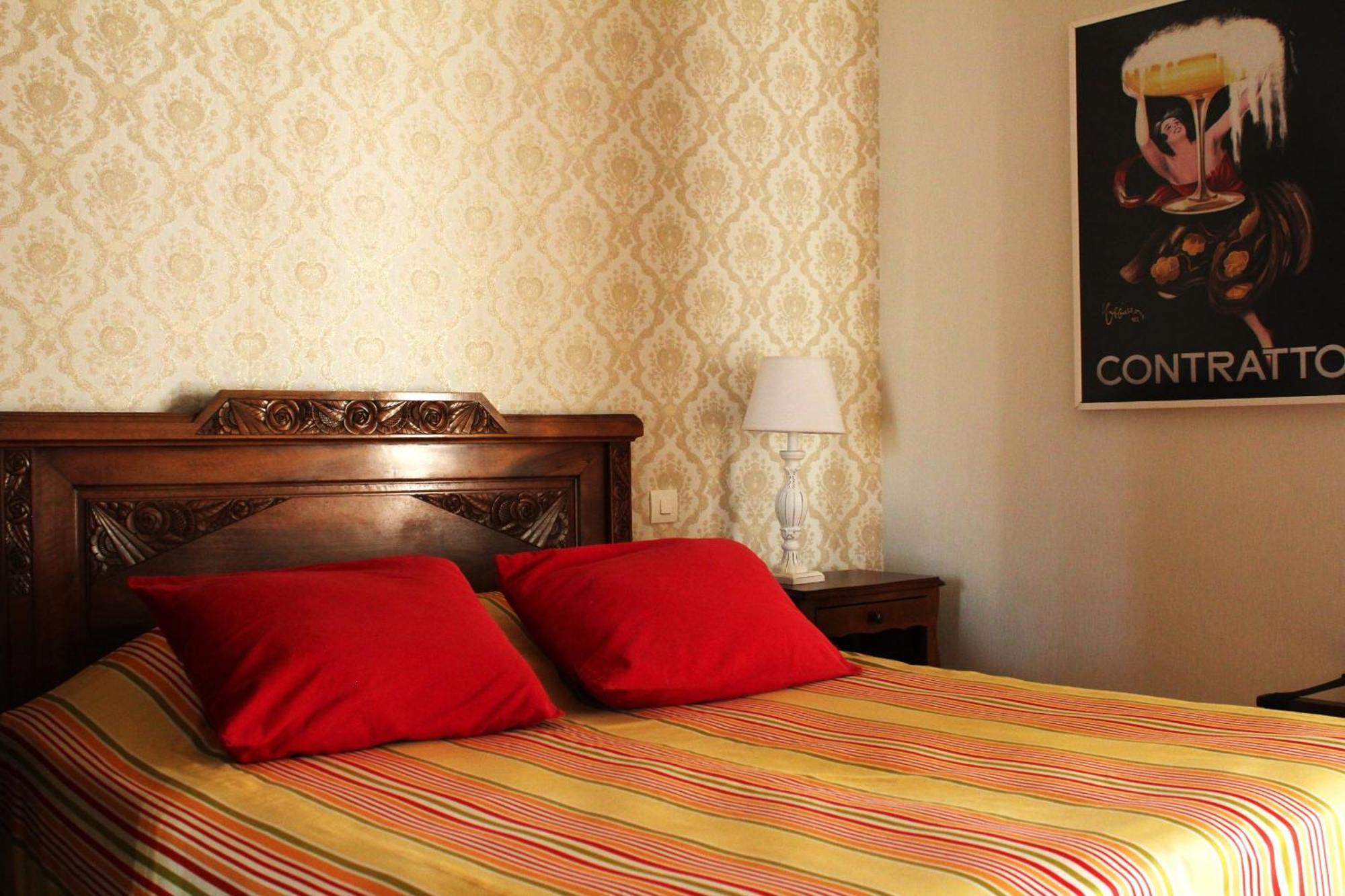 Hotel Diderot Chinon Bagian luar foto