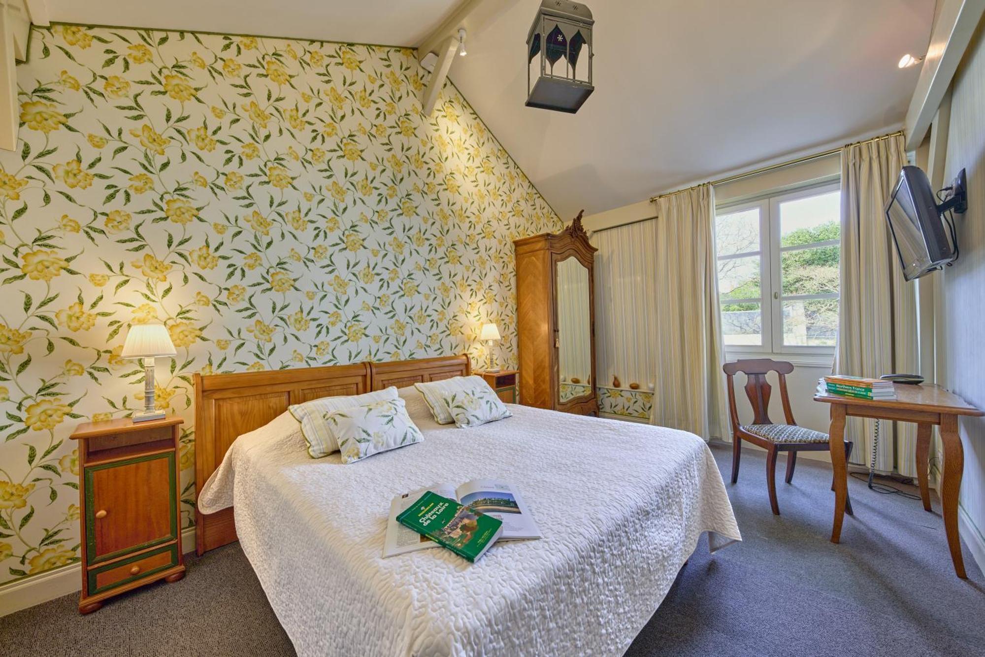 Hotel Diderot Chinon Bagian luar foto
