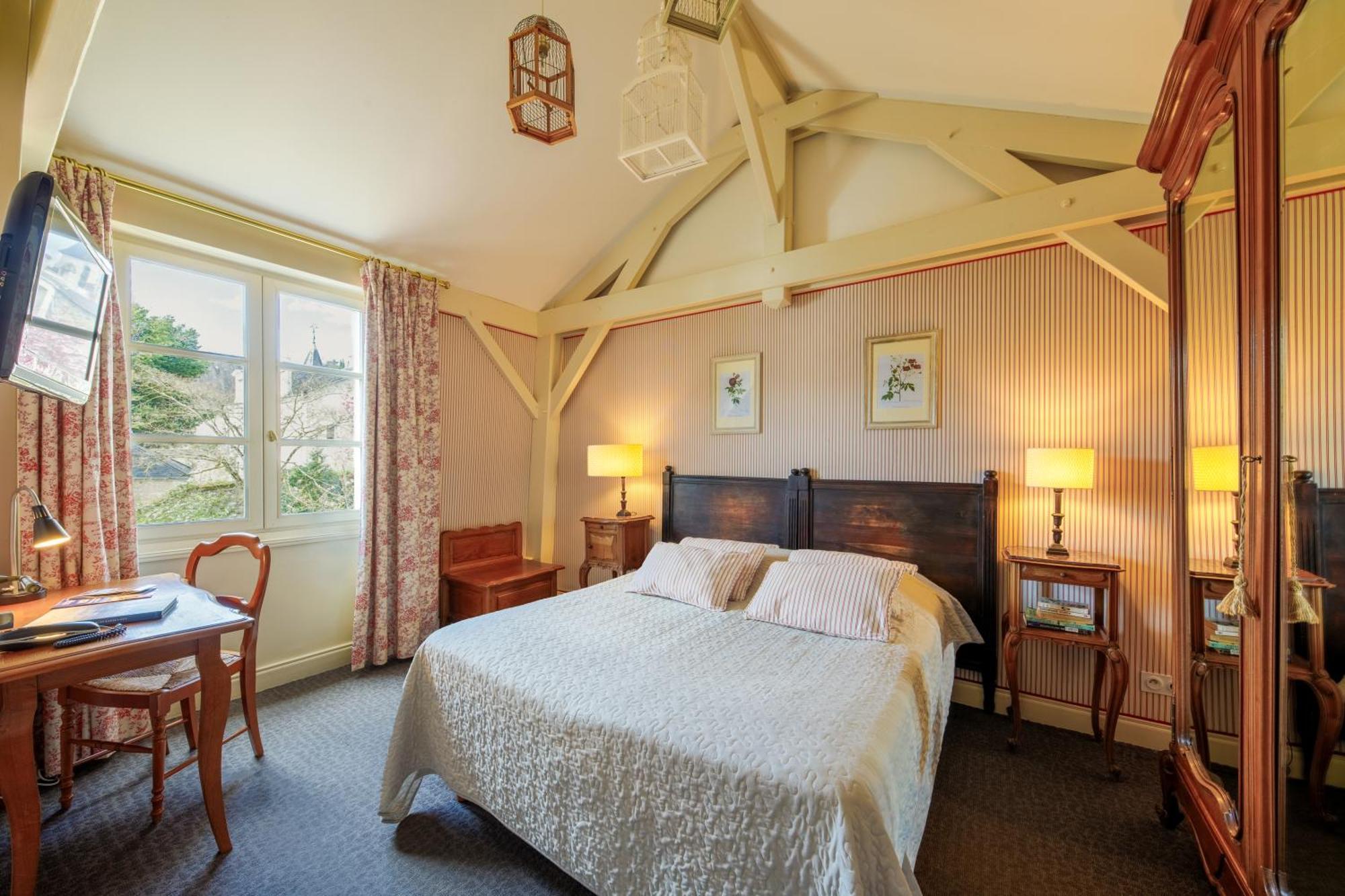 Hotel Diderot Chinon Bagian luar foto