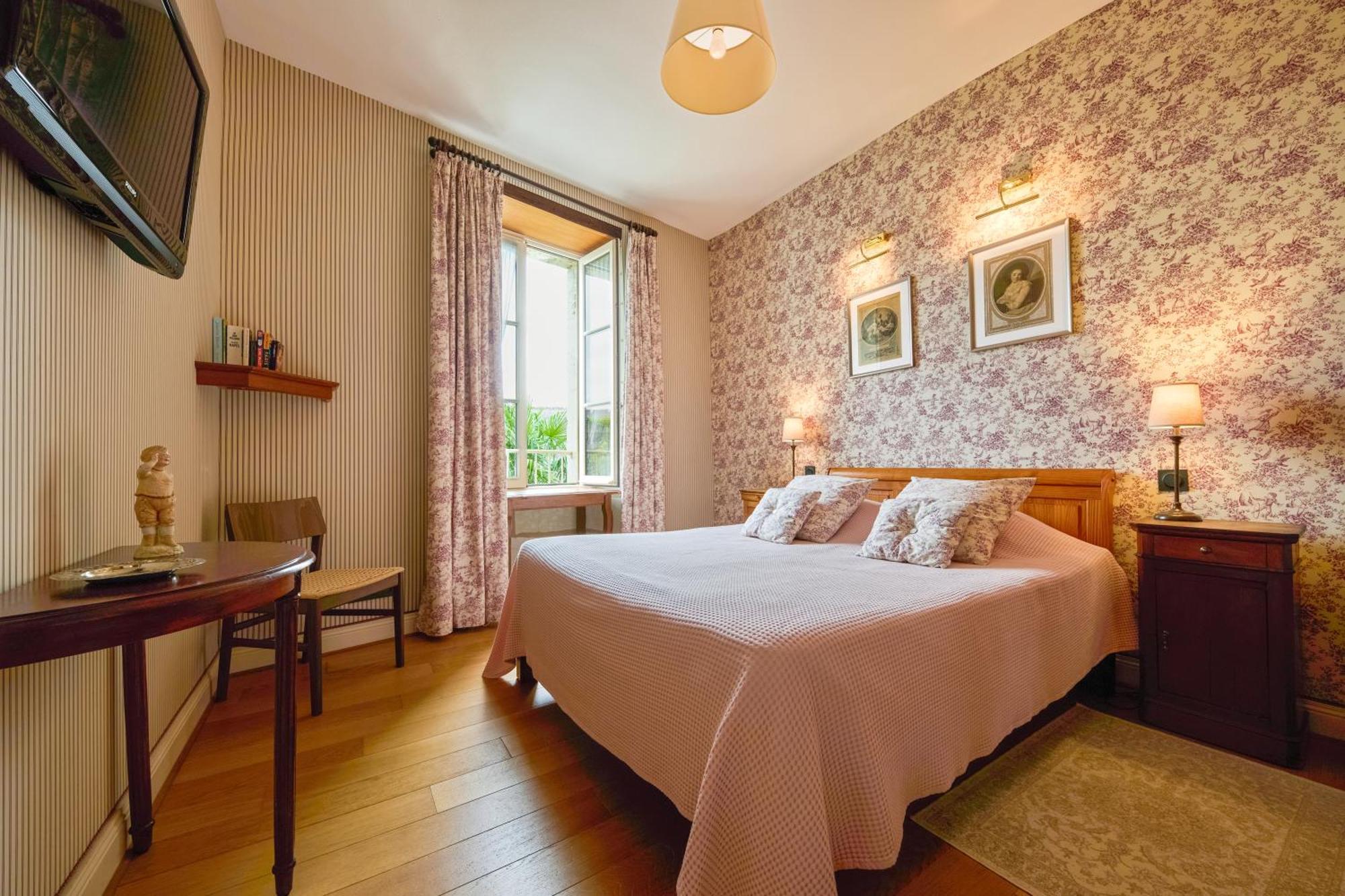 Hotel Diderot Chinon Bagian luar foto