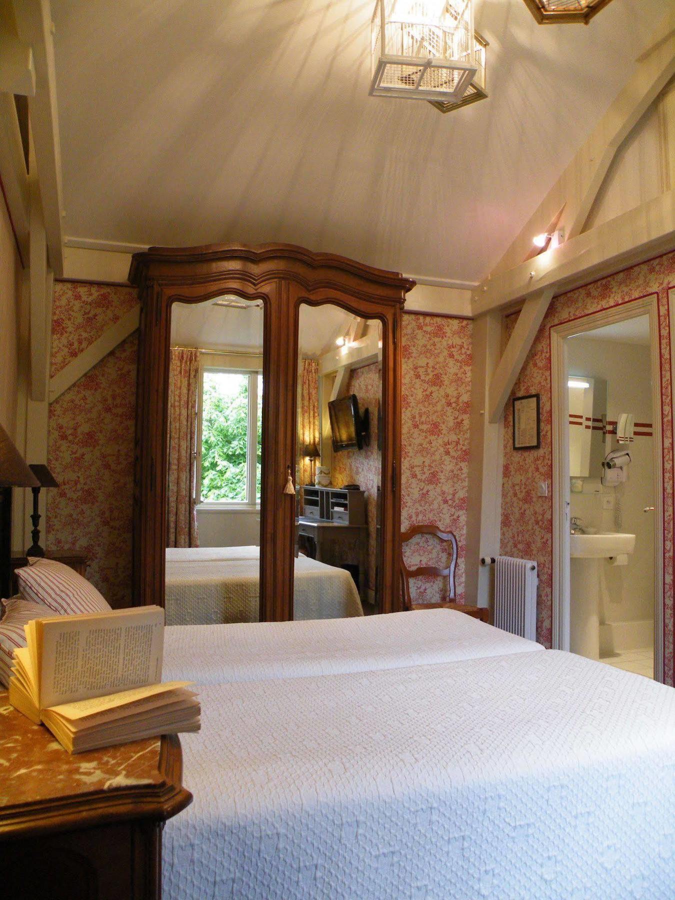 Hotel Diderot Chinon Bagian luar foto